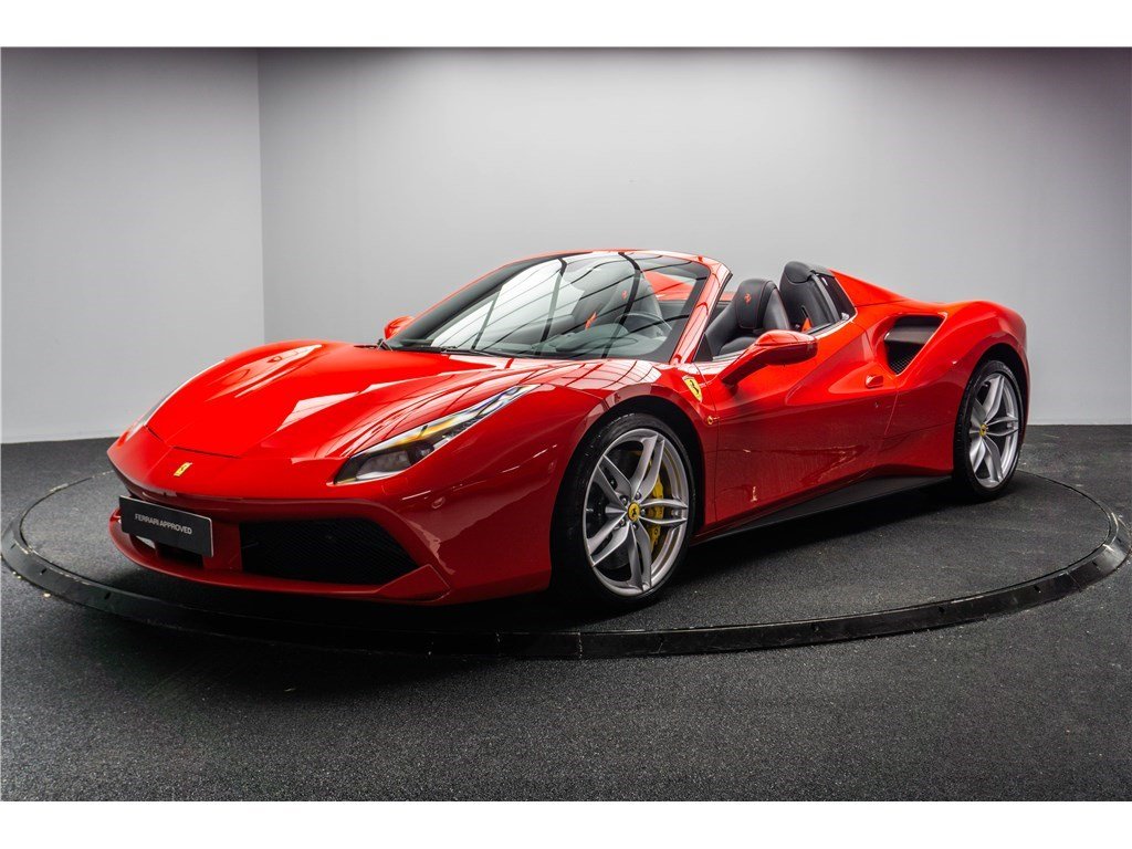 Qual è il cast della Ferrari 488 Spider per una guida a due