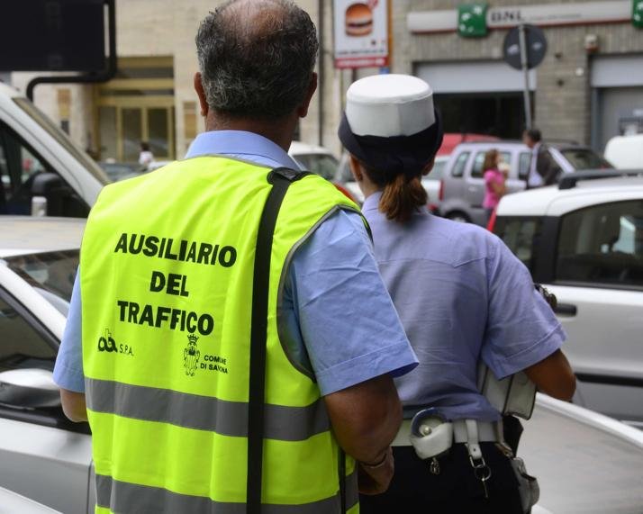 Gli ausiliari del traffico possono multare per il divieto di sosta