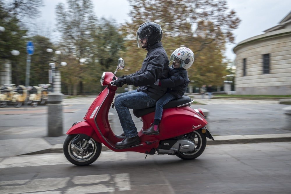 Bambini in scooter: È meglio farli viaggiare davanti o dietro