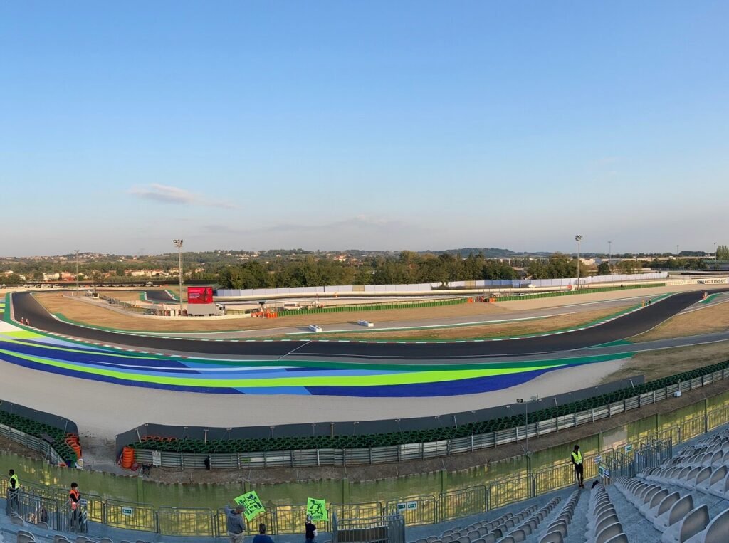 Perché scegliere la Tribuna Brutapela Gold al Misano World Circuit