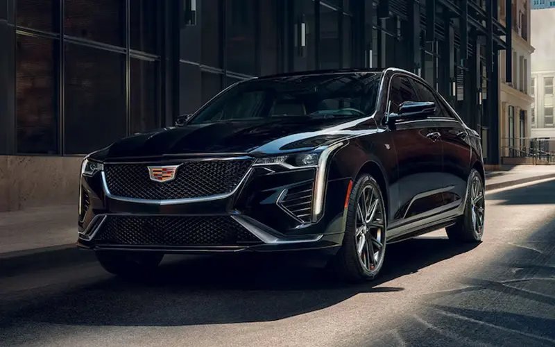 Che caratteristiche offre la Cadillac Sedan CTS-V ai suoi guidatori