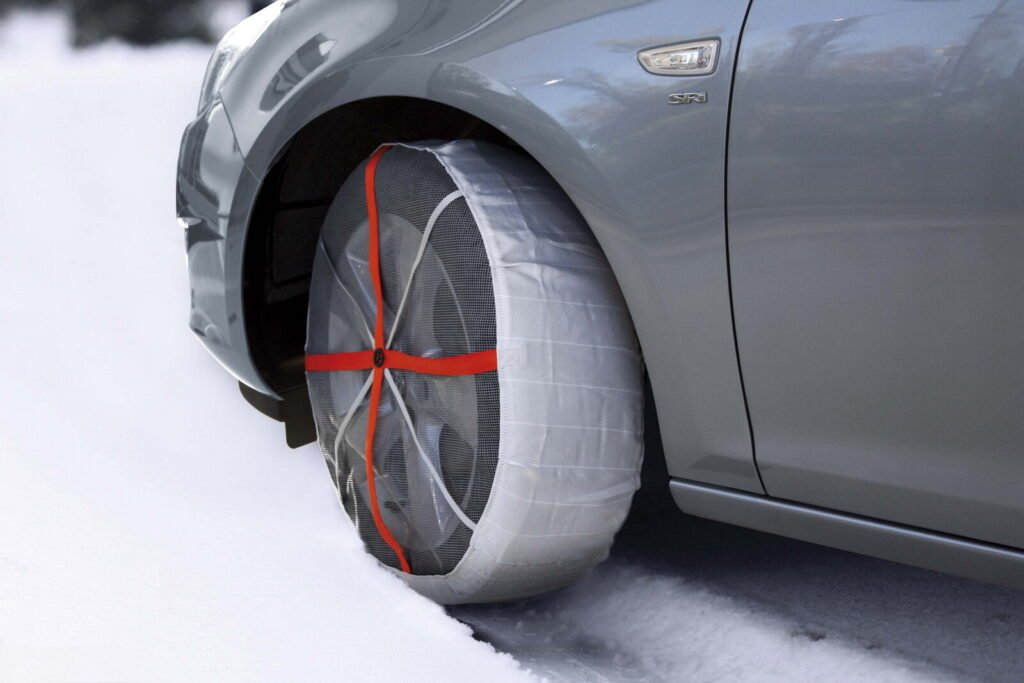 Quali sono i vantaggi tra catene e calze da neve per la tua auto