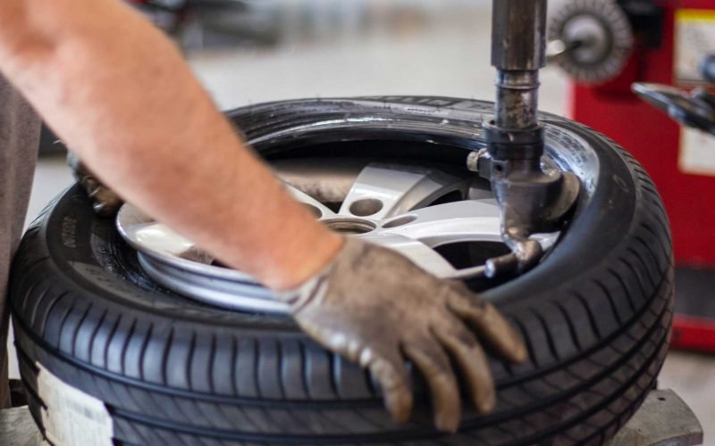 Come cambiare le gomme dell’auto da soli in modo semplice e veloce