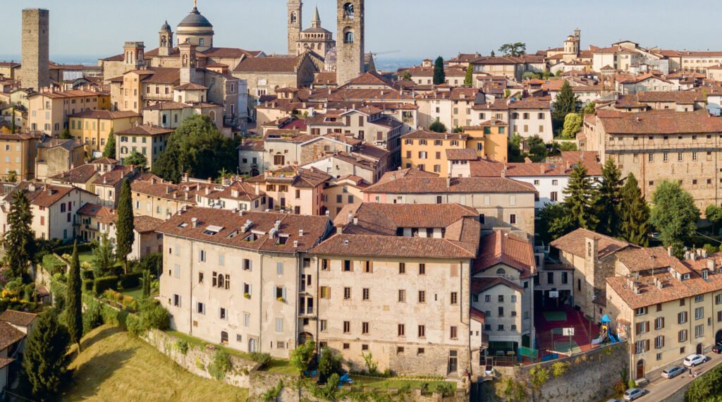 È vietato il sorpasso nei centri abitati Ecco cosa dice il Codice della Strada!