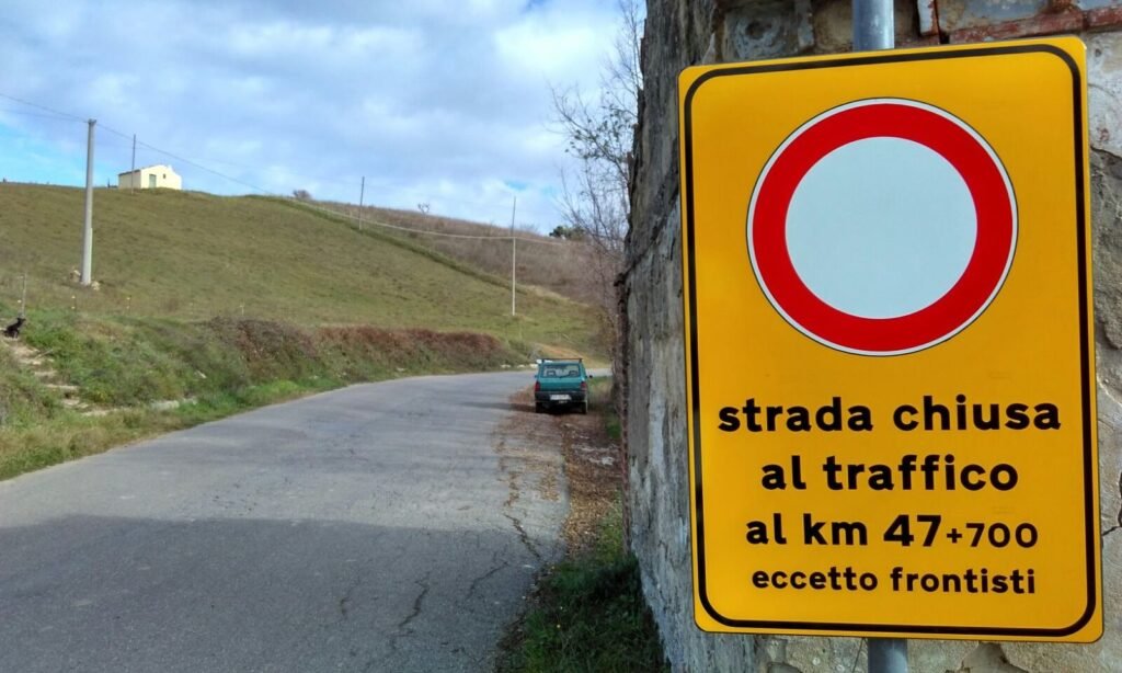 Cosa significa strada chiusa eccetto frontisti e come comportarsi