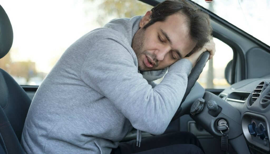 Come prevenire i colpi di sonno mentre si guida Scopri i consigli utili!