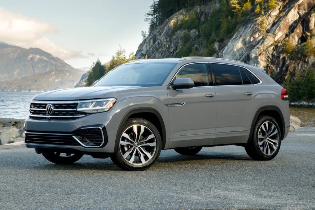 Che caratteristiche offre il VW Atlas Cross Sport rispetto ad altri SUV