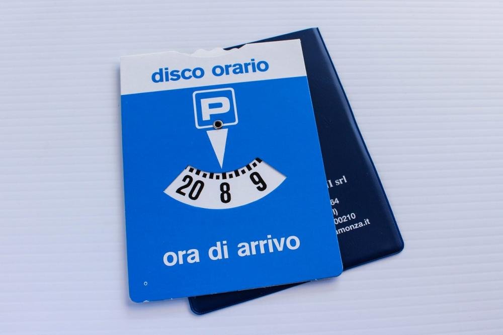 Il disco orario automatico è legale per la sosta in Italia