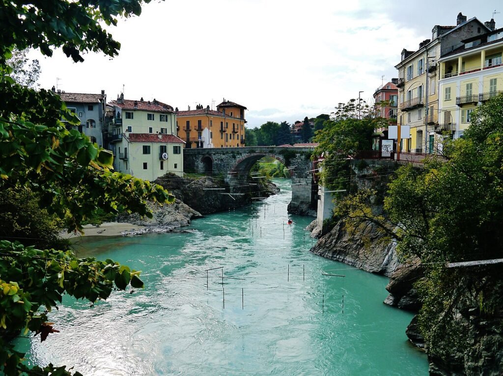 Qual è la città più importante situata lungo il fiume Dora Baltea