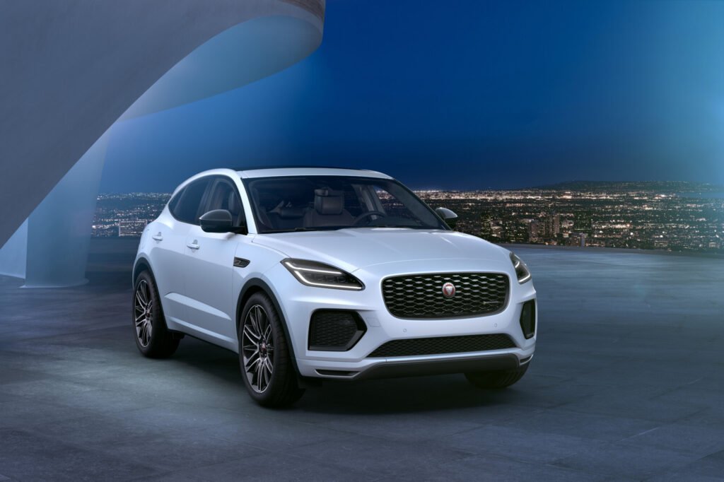 Che caratteristiche ha la Jaguar E-PACE R-Dynamic rispetto alle altre versioni