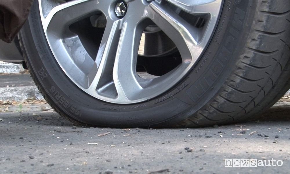 Perché lo sterzo tira in caso di foratura di una gomma 3 Perché lo sterzo tira in caso di foratura di una gomma