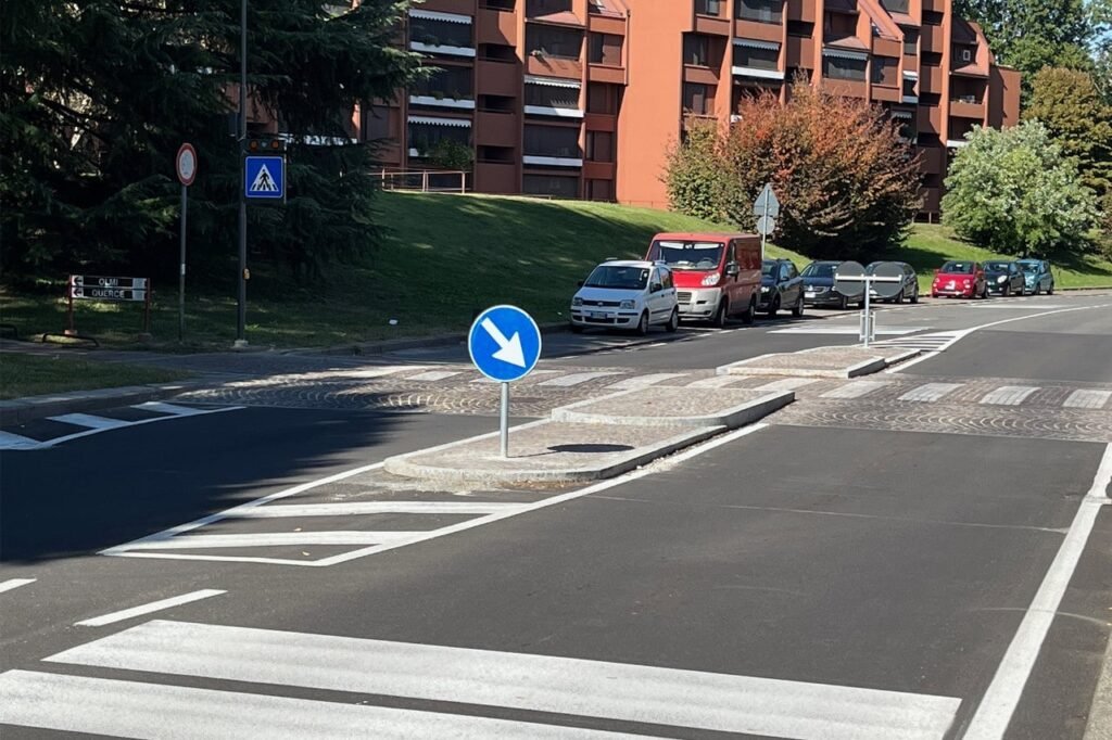 L’isola di traffico può essere a raso o in rilievo: quali sono le differenze