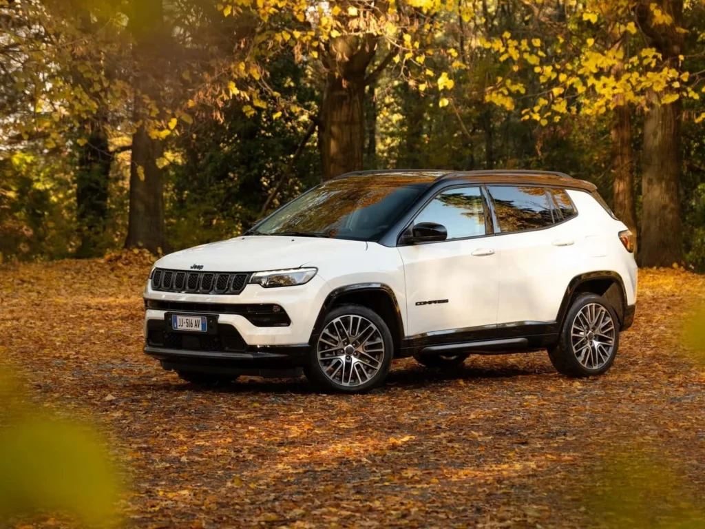 Quali sono le migliori personalizzazioni per un Jeep Compass black on black