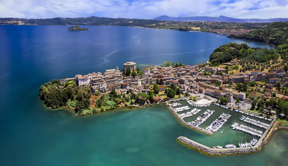 Qual è il nome del lago laziale che inizia con la lettera “L”