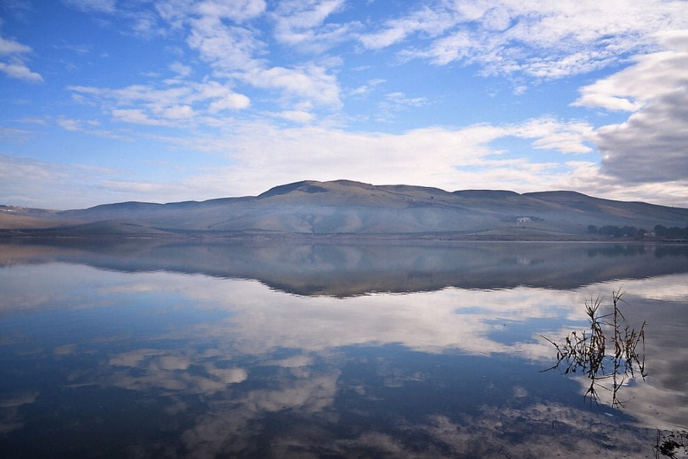 Quali attività e attrazioni offre il lago Serra del Corvo