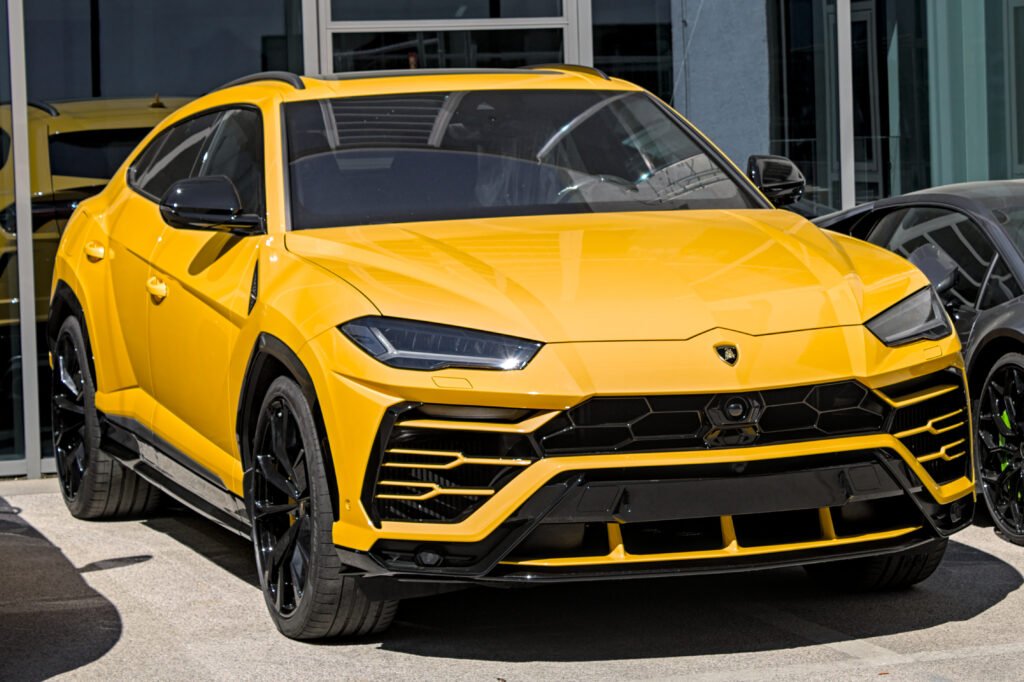 Che caratteristiche ha la Lamborghini Urus in blu elettrico 3 Che caratteristiche ha la Lamborghini Urus in blu elettrico