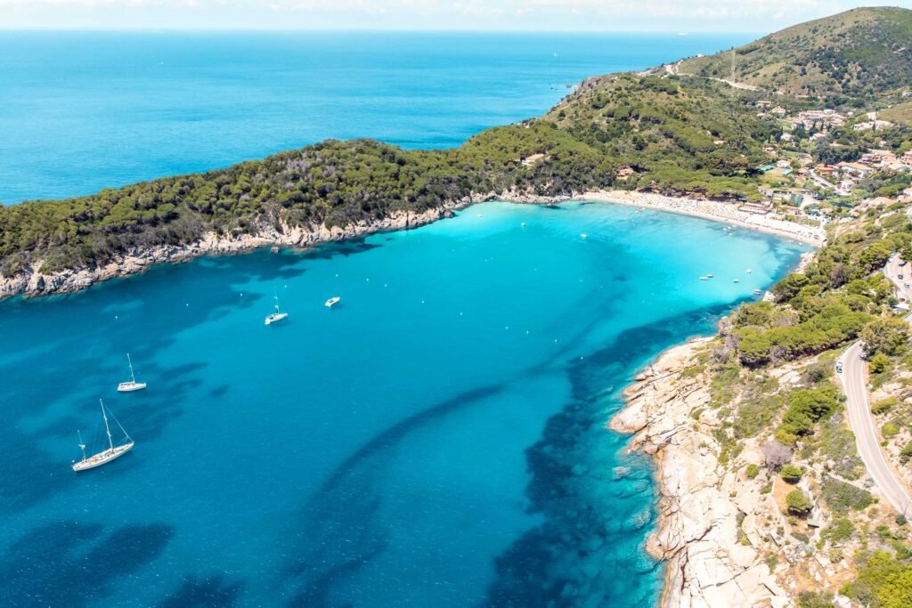 Quali sono i migliori itinerari per visitare l’Isola d’Elba in moto