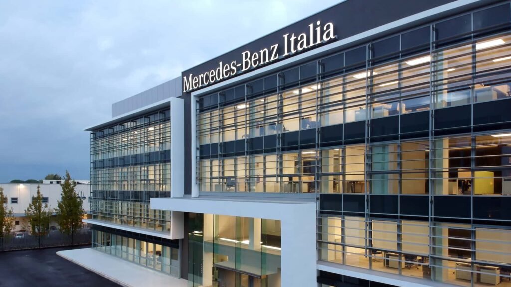 Come posso contattare Mercedes-Benz per informazioni sul leasing in Italia