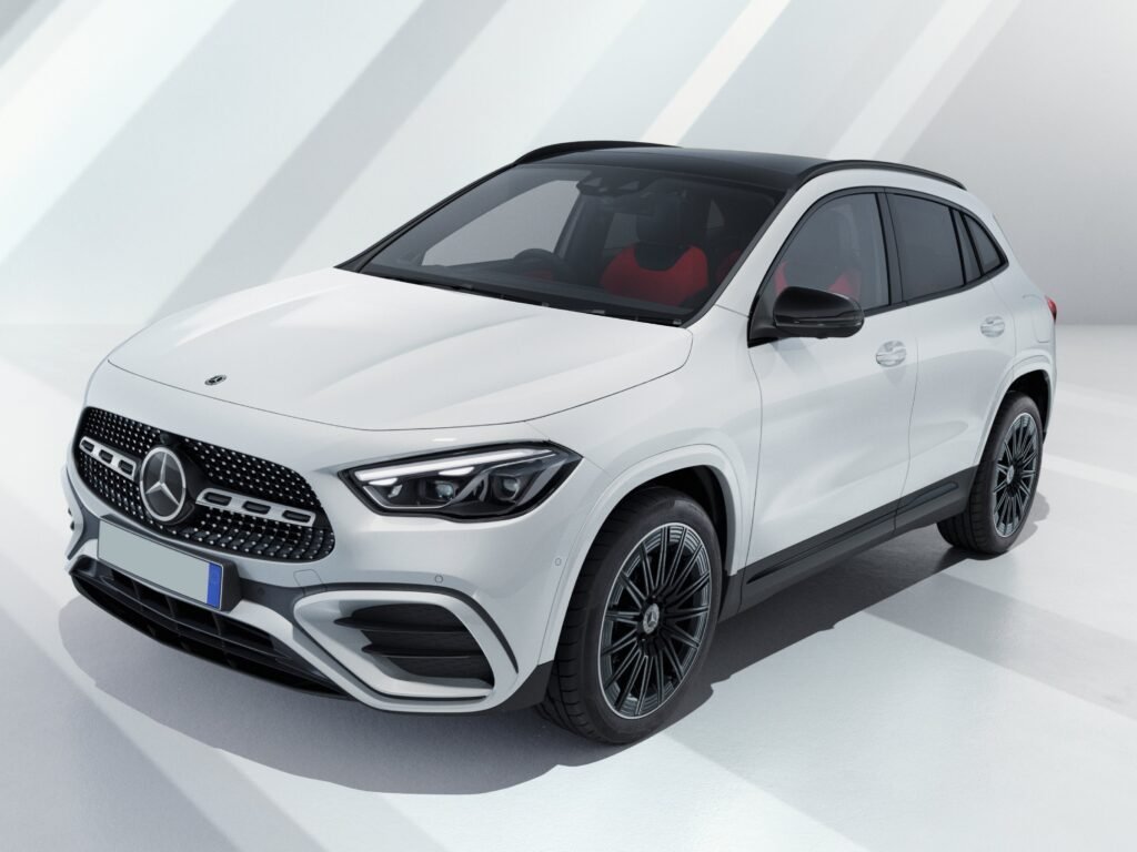 Come sono gli interni della Mercedes GLA di notte