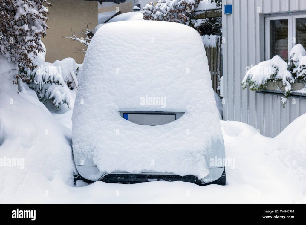 Come guidare in sicurezza con uno spesso strato di neve sulla strada