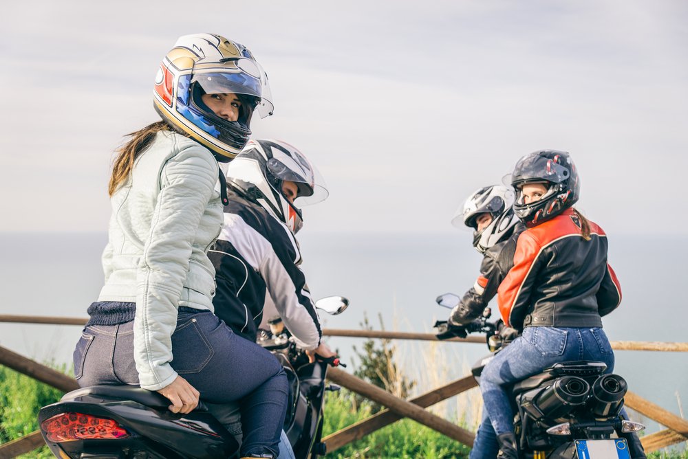 Qual è l’età minima per trasportare un passeggero su una moto