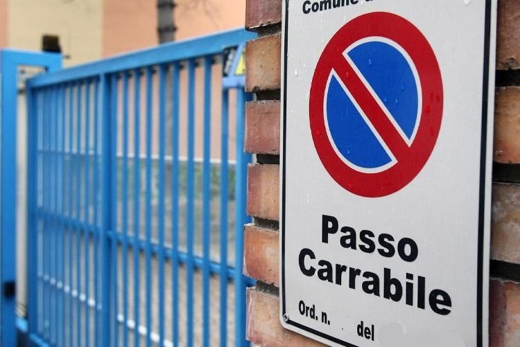 È Vietato Sorpassare In Corrispondenza Dei Passi Carrabili