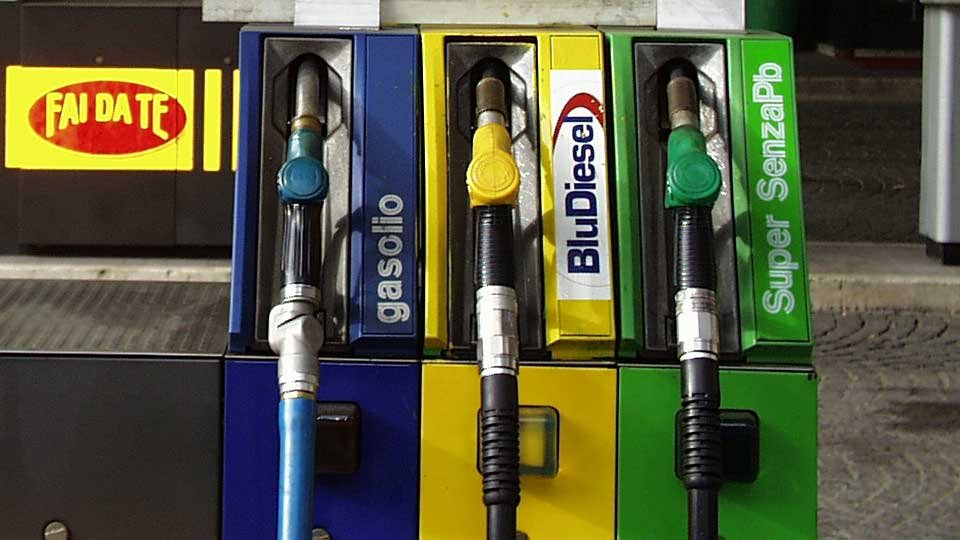 Perché un uomo fa un video mentre pompa benzina Scopriamolo!