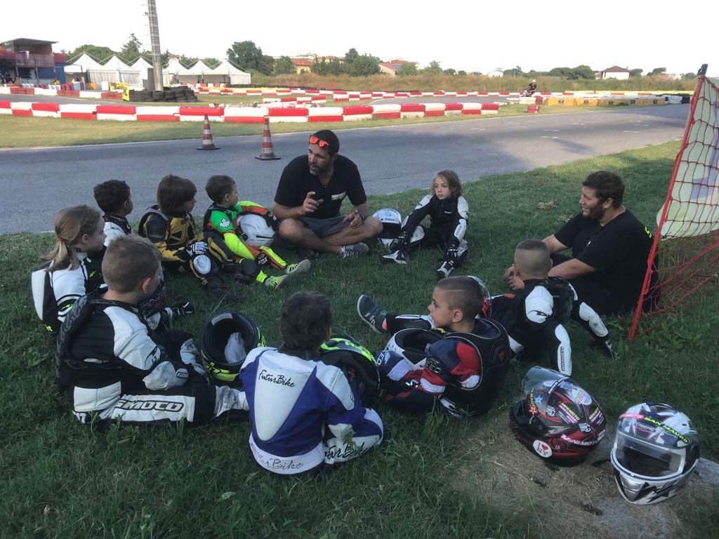 Perché iscrivere i tuoi figli a una scuola di minimoto per bambini