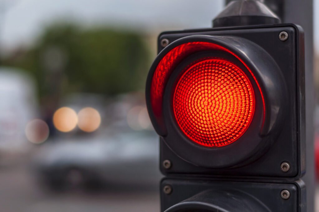 Cosa prevede il nuovo codice della strada sul passaggio con semaforo rosso