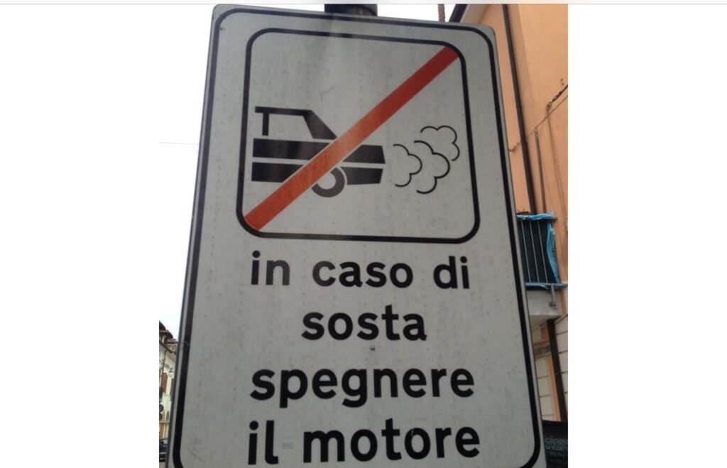 Fuori dai centri abitati, i conducenti devono spegnere il motore