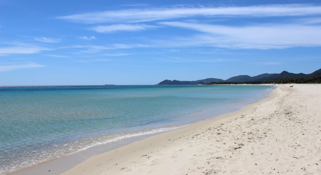 Quali sono le caratteristiche della Spiaggia La Rossa a Porto Azzurro