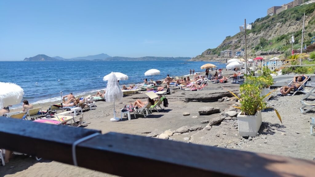 Dove si trova la Spiaggia Libera del Mirtillo e quali servizi offre