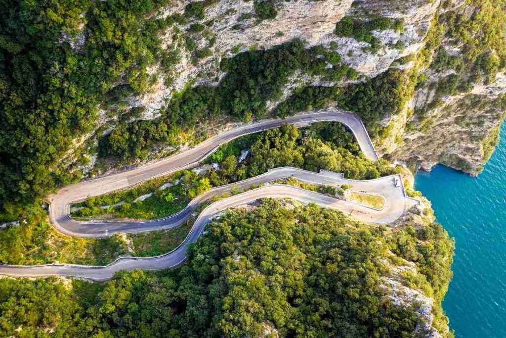 Quali sono i dettagli e i consigli per percorrere la Strada della Forra a piedi