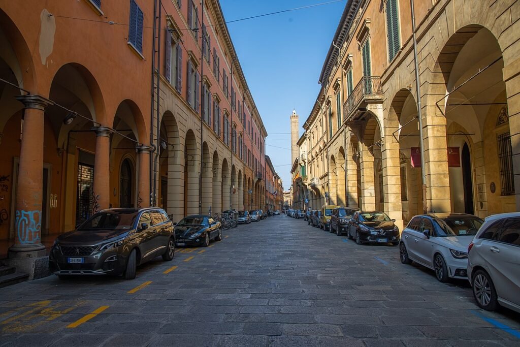 Quali sono le attrazioni e i servizi lungo la Strada Maggiore a Città del Sole