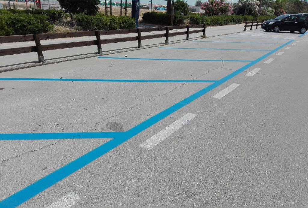 Gli invalidi possono davvero parcheggiare sulle strisce blu in Italia