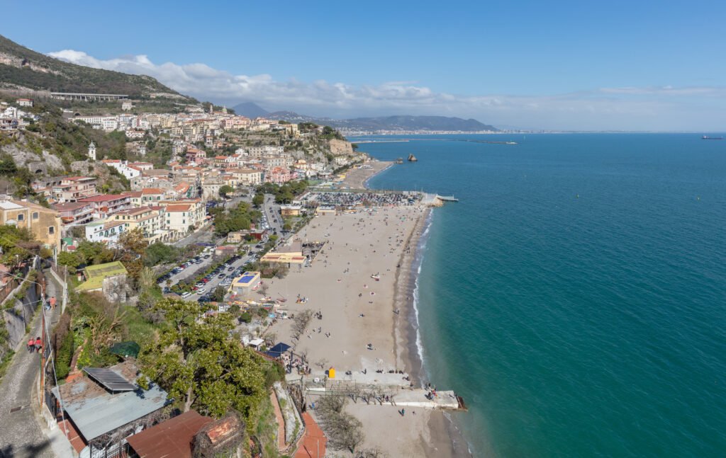 Quali sono le attrazioni da non perdere lungo il lungomare di Vietri sul Mare