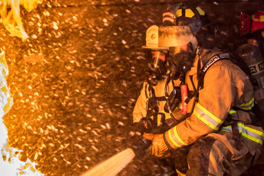 Come devono intervenire i vigili del fuoco in caso di incendio di un’auto elettrica